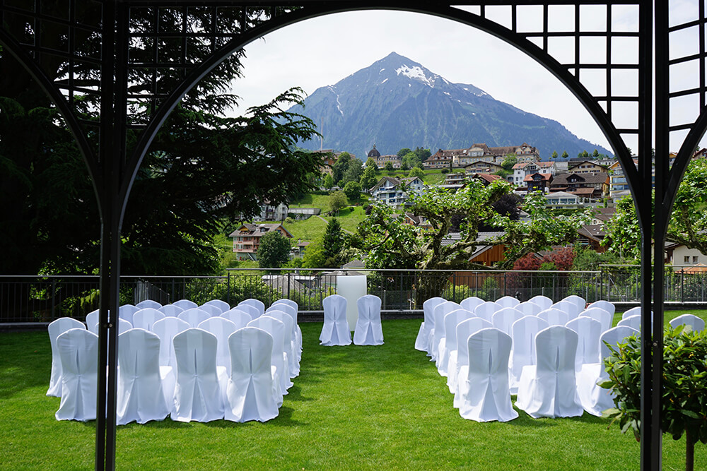Hochzeit im Garten im Hotel Eden in Spiez am Thunersee