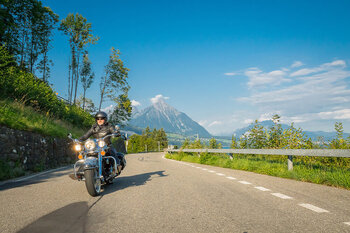 [Bitte in "Französisch" übersetzen:] Motorrad- und Biketouren am Thunersee und im Berner Oberland 