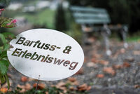 [Bitte in "Englisch" übersetzen:] Barfussweg im Garten des Hotel Eden in Spiez am Thunersee
